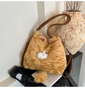 Détail du sac fourre-tout chat en peluche orange avec oreilles 3D et bandoulières