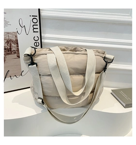 Vue détaillée du sac cabas matelassé en nylon avec bandoulière réglable et amovible