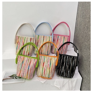 Detail von gewebten vertikal gestreiften Beuteltaschen in sechs bunten Sommerfarben