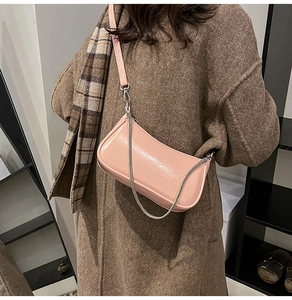 Detailansicht der rosa Lackleder-Hobo-Tasche mit Glanzeffekt und silberner Kette