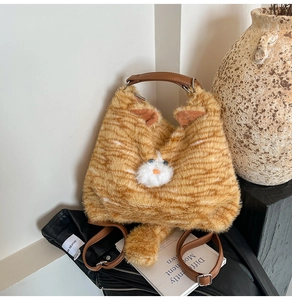 Détail du sac en peluche chat roux à rayures avec poignée en cuir et bandoulière
