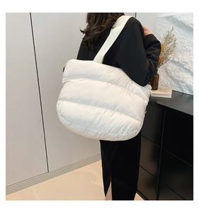 Vue détaillée du sac cabas matelassé blanc sur l'épaule avec texture rembourrée