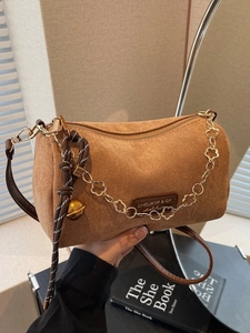 Borsa a cilindro in pelle scamosciata marrone con catena dorata a fiori