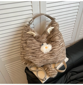 Détail d'un sac à bandoulière chat en peluche avec queue et sangle en cuir réglable