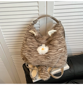 Détails du sac chat en peluche avec oreilles 3D et longue queue en fausse fourrure douce