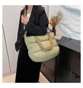 Sac fourre-tout matelassé vert clair avec texture rembourrée et bandoulière chic