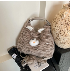 Détail du sac chat en peluche avec rayures en fausse fourrure et design de visage de chat 3D