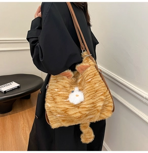 Détail du sac bandoulière en peluche chat orange avec texture douce et sangle en cuir brun