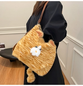 Détail du sac en peluche chat roux tigré avec oreilles en relief et bandoulière en cuir