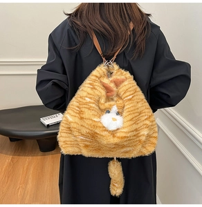 Détail du sac à dos chat en peluche avec bretelles en cuir marron et texture douce rousse