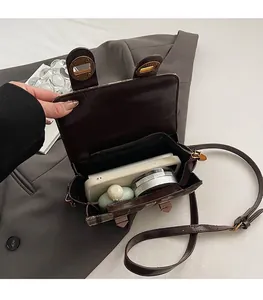 Dettaglio dell'interno spazioso di una borsa Boston vintage marrone con scomparti