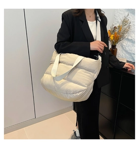Vue latérale du sac fourre-tout matelassé beige avec texture rembourrée et grande capacité