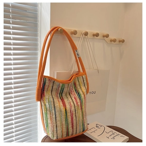 Detailaufnahme der bunt gestreiften Web-Tasche mit hellorangefarbenen Kunstlederriemen