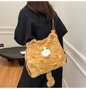 Détail du sac à bandoulière chat roux en peluche avec fourrure douce et sangle en cuir