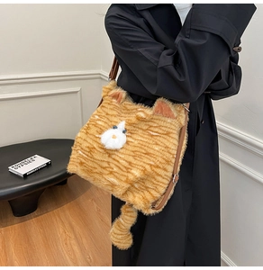 Vue latérale du sac bandoulière en peluche chat orange avec queue et sangle en cuir