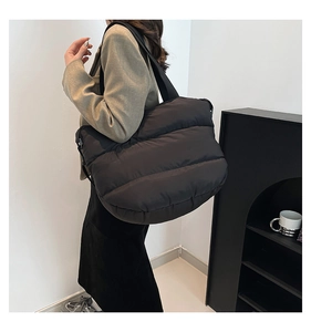 Vue détaillée du grand sac cabas matelassé noir porté à l'épaule pour le quotidien