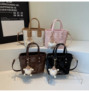 Detailansicht von vier stylischen Eimertaschen in Beige, Rosa, Braun und Schwarz
