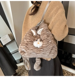 Détail du sac bandoulière chat en fausse fourrure rayée avec bandoulière porté par un mannequin