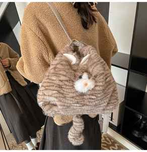 Détail du sac à bandoulière chat en peluche avec fourrure rayée et queue décorative