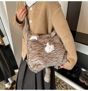 Détail du sac à épaule en peluche en forme de chat avec fourrure rayée et visage de chat