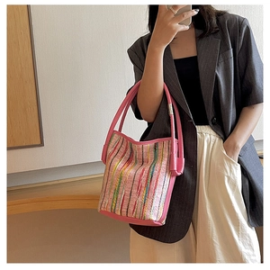 Detail einer bunten gewebten Streifen-Tasche, gehalten von einem Modell im Business-Look