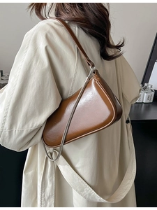 Retro dunkelbraune glänzende Leder-Halbmondtasche mit Silberkette und Schultergurt für Damen