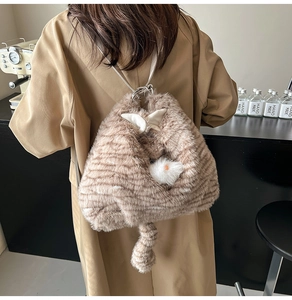 Détail d'un sac à dos chat en peluche avec rayures marron et longue queue douce