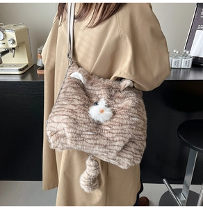 Détail du sac bandoulière chat en peluche avec fourrure tigrée et oreilles 3D réalistes