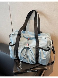 Grande borsa da viaggio blu in tela con manici superiori e tracolla regolabile