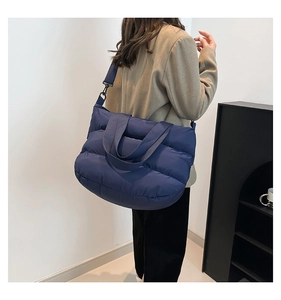 Détail du sac cabas matelassé bleu marine avec larges anses et bandoulière amovible