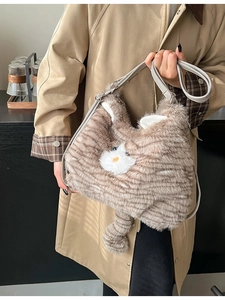 Sac à épaule chat en peluche tigré avec oreilles 3D et longue queue sur mannequin