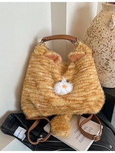 Sac chat en peluche orange avec bandoulières sur une veste en cuir élégante
