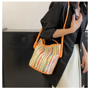 Detailansicht der bunten gewebten Beuteltasche mit orangefarbenem Rand und Streifen