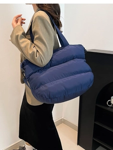 Sac fourre-tout matelassé bleu marine en nylon brillant pour le transport quotidien