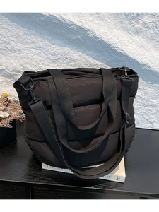 Sac cabas matelassé noir en nylon avec bandoulière amovible et texture bouffante
