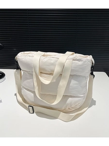 Sac fourre-tout matelassé blanc avec bandoulière réglable et texture nylon douce
