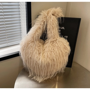 Vue détaillée du sac cabas en peluche en forme de cœur beige avec texture douce