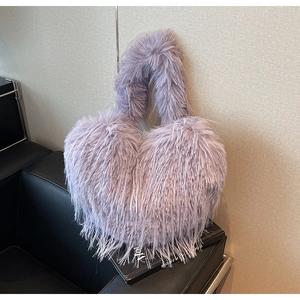 Détail de la texture en fausse fourrure violette sur ce sac à bandoulière en cœur