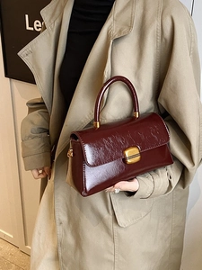 Borsa a tracolla vintage in pelle bordeaux con manico strutturato e chiusura dorata