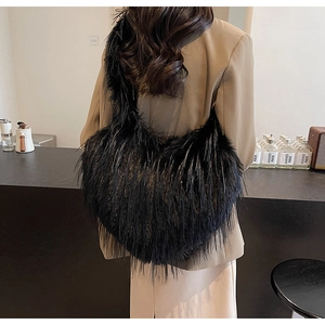 Détail du sac hobo en fausse fourrure noire avec texture moelleuse sur l'épaule