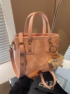 Rosa Eimertasche mit Marmortextur, Plüsch-Anhänger und verstellbarem Schultergurt