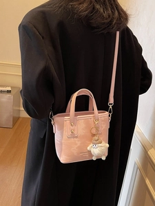 Rosafarbene Eimertasche in Wolkenoptik für Damen mit Plüschlamm-Anhänger und Lederriemen