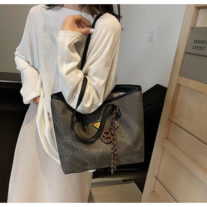 Détail d'un grand sac cabas vintage gris montrant sa capacité et ses anses noires