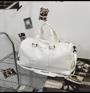 Détail du grand sac de voyage blanc en cuir PU avec slogan Believe in yourself