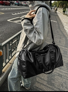 Détail du sac de voyage en cuir PU noir à grande capacité avec bandoulière amovible