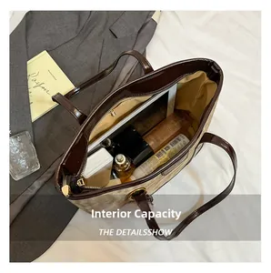Vue intérieure du grand sac cabas marron montrant sa grande capacité pour tablettes