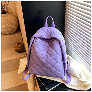 Vue détaillée d'un sac à dos en nylon violet matelassé avec surpiqûres en losange