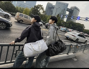 Détail du sac de sport en nylon étanche montrant les poignées et la bandoulière réglable