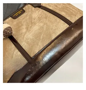 Détail du cabas vintage en cuir PU montrant le logo et les surpiqûres texturées