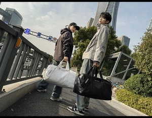 Détails des sacs de voyage avec poignées renforcées et bretelles de marque